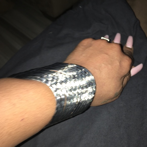 Wavy wide cuff bracelet - Picture 3 of 6